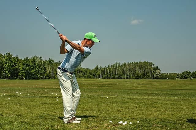 Picture of a golfer deliberately practicing