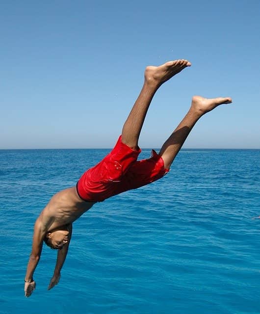 Photo of a man plunging in the sea. The first step to coaching Event Storming, Example Mapping, or any collective agile architecture workshop is to immerse the team in a first experience!