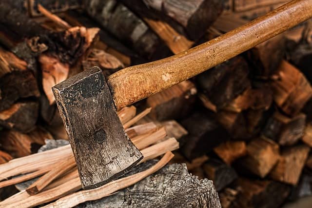 Photo of a axe splitting wood. We should take Pair programming into account when splitting stories